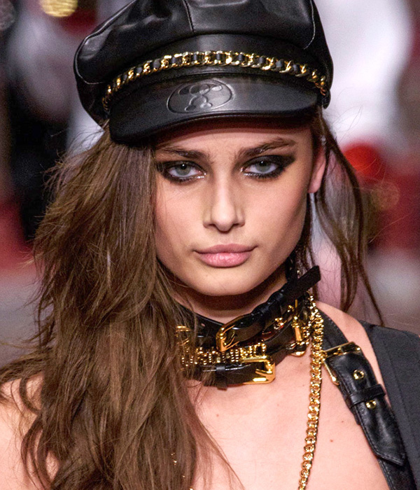 الأي لاينر الدخاني من MOSCHINO خريف 2016