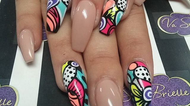 موضة nail art بالطلاء النيود مع الظلال الزاهية