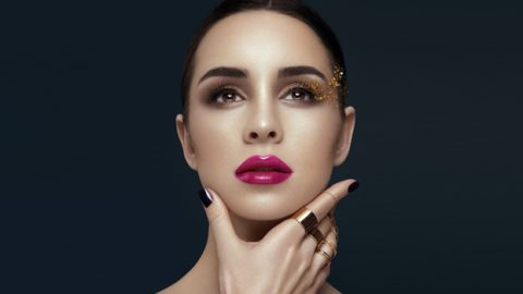 خدع مميزة لاعتماد أحمر الشفاه الجريء