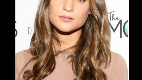 Alicia Vikander بتسريحة شعر مموجة ومنقسمة من المنتصف