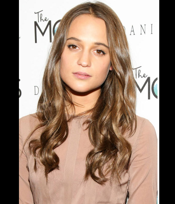 Alicia Vikander بتسريحة شعر مموجة ومنقسمة من المنتصف