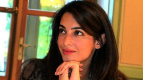 إطلالة أمل علم الدين في شوارع لندن