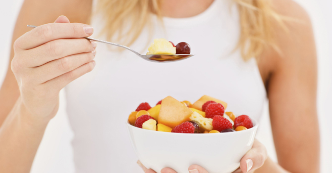 فواكه صيفية تحرمك من بطنك المسطحة