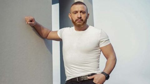 بالفيديو: أحمد السقا ينقذ فتاة من الموت بعد إنقلاب سيارتها