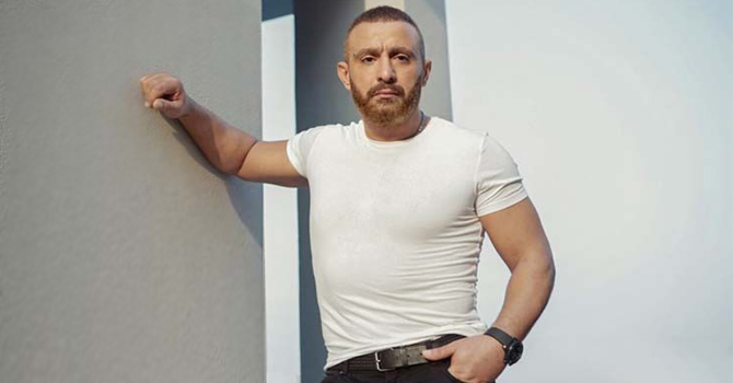 بالفيديو: أحمد السقا ينقذ فتاة من الموت بعد إنقلاب سيارتها