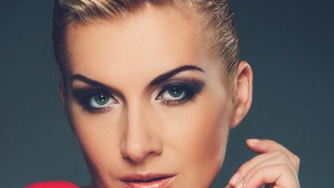 تسريحة شعر مشدودة الجوانب ومقدمتها على شكل كعكة ملفوفة للمرأة الخليجية 2015