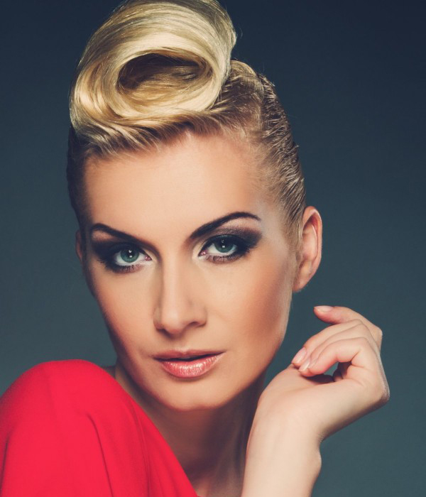 تسريحة شعر مشدودة الجوانب ومقدمتها على شكل كعكة ملفوفة للمرأة الخليجية 2015