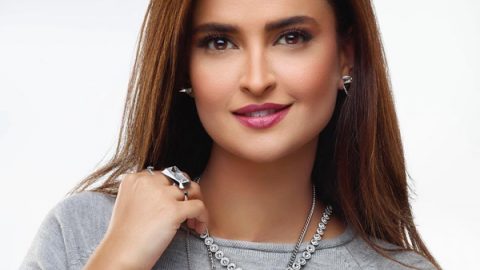 علا الفارس بتسريحة شعر إنسيابية مع غرة جانبية