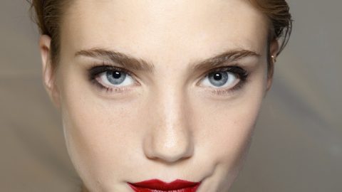 أحمر شفاه أحمر زاهي لخريف 2016