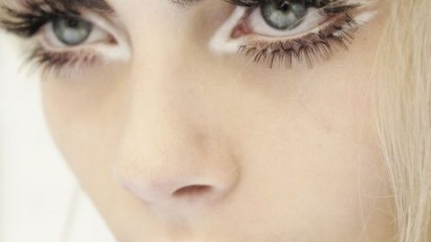 حواجب سميكة مع اي لاينر ابيض واحمر شفاه سيمون 2016