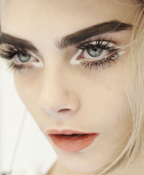 حواجب سميكة مع اي لاينر ابيض واحمر شفاه سيمون 2016