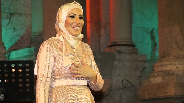 نداء شرارة تضع حد لشائعات خلعها الحجاب بمهرجان جرش