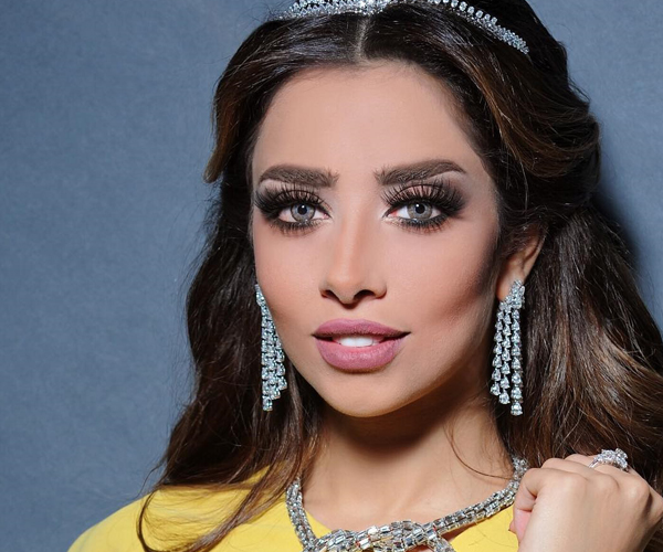بلقيس فتحي بمكياج عيون دخاني أنيق وأحمر شفاه وردي مطفأ بتوقيع ألاء دشتي