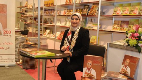 منال العالم فى معرض أبو ظبى للكتاب توقع كتابها الجديد