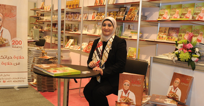 منال العالم فى معرض أبو ظبى للكتاب توقع كتابها الجديد
