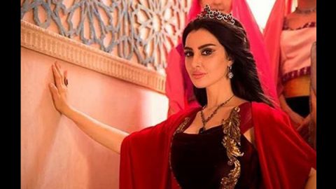 ميساء مغربي بتسريحة شعر مزينة بتاج ملكي رمضان 2016