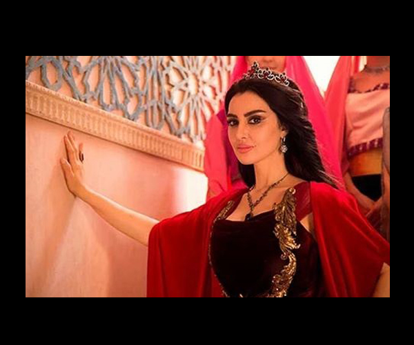 ميساء مغربي بتسريحة شعر مزينة بتاج ملكي رمضان 2016