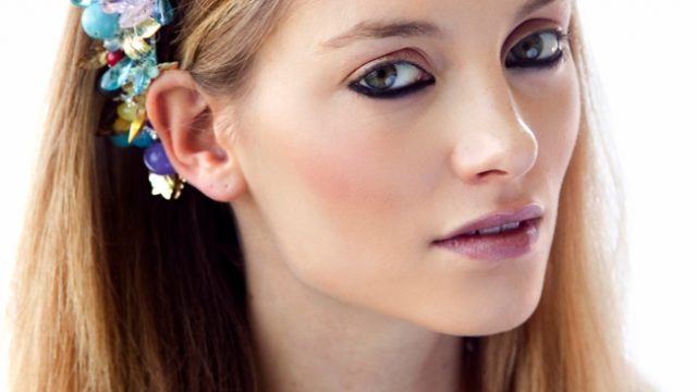 تسريحة شعر انسيابية مزينة باكسسوار ملون 2014