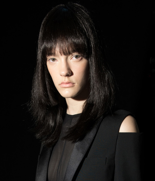 تسريحة الشعر الإنسيابي مع الغرة الأمامية من vera wang ربيع 2016