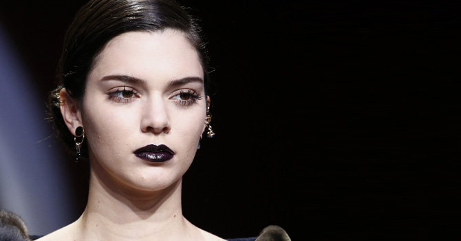 جمال إمرأة ديور خريف 2016 بالشعر الكلاسيكي وشفاه التوت