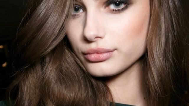 تسريحة شعر مموجة مع اي لاينر اسود مع احمر شفاه نيود 2015