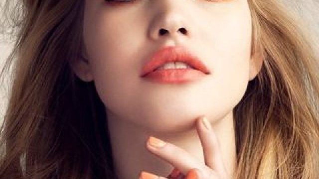اي لاينر مجنح مع ظلال جفون واحمر شفاه برتقالي 2016