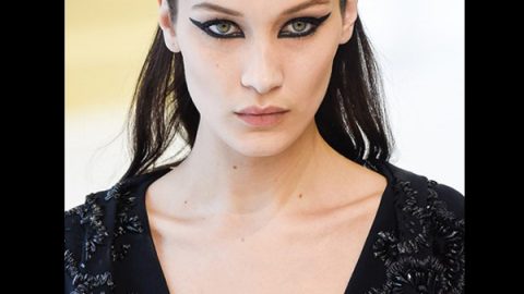 أي لاينر جرافيكي عميق مع شعر أملس من Dior