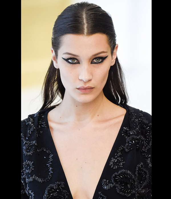 أي لاينر جرافيكي عميق مع شعر أملس من Dior