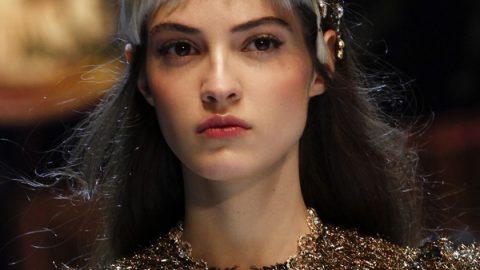 تسريحة شعر عفوية مع غرة شقراء وإكسسوار أسطوري من دولتشي آند غابانا خريف 2016