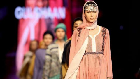 أناقة المرأة المحتشمة بأسبوع الموضة التركي للمحجبات 2016