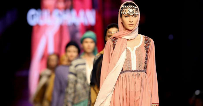 أناقة المرأة المحتشمة بأسبوع الموضة التركي للمحجبات 2016