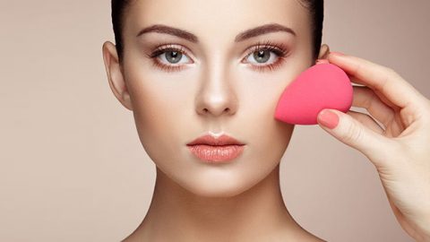 خدعة رائعة بإسفنجة المكياج تمنحكِ إطلالة خالية من العيوب