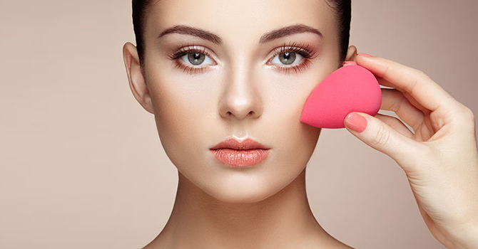 خدعة رائعة بإسفنجة المكياج تمنحكِ إطلالة خالية من العيوب