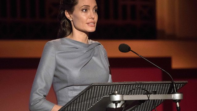 ما هي رسالة أنجلينا جولي إلي ترامب ليتوقف عن العنصرية الدينية ؟