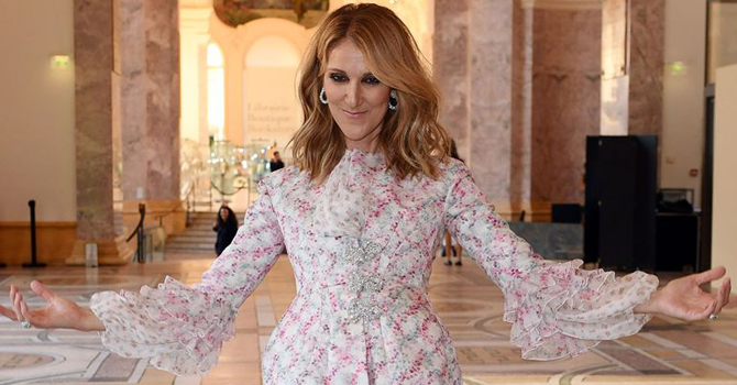 سيلين ديون تستعرض أناقتها في أسبوع باريس