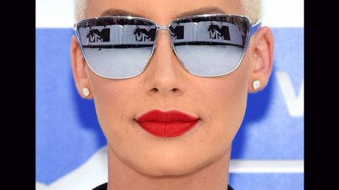 Amber Rose بشعر بلاتيني قصير وأحمر شفاه أحمر مطفأ في حفل MTV 2016
