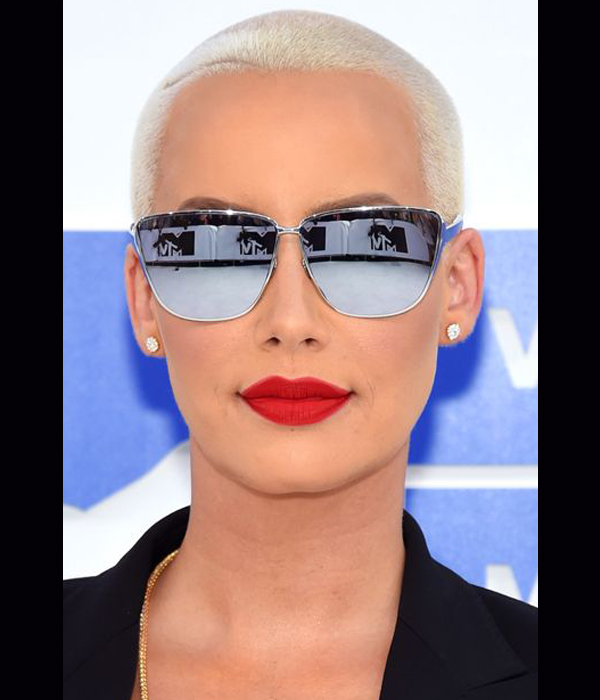 Amber Rose بشعر بلاتيني قصير وأحمر شفاه أحمر مطفأ في حفل MTV 2016