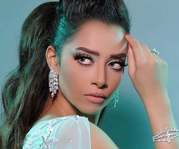 بلقيس فتحي بمكياج عيون فضي وأحمر شفاه نيود