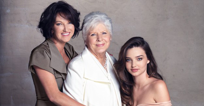 عارضات الأزياء وأمهاتهم فهل يتشابهن ؟