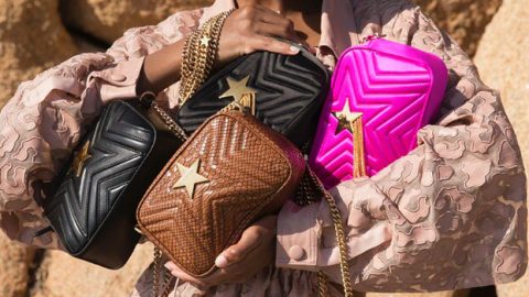 اخطفي أضواء الكاميرات ليلاً ونهاراً بحقيبة ستيلا ستار من ستيلا ماكرتني