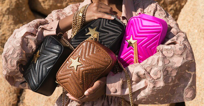 اخطفي أضواء الكاميرات ليلاً ونهاراً بحقيبة ستيلا ستار من ستيلا ماكرتني