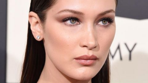 Bella Hadid بتسريحة شعر ملساء مع مكياج عيون دخاني وحمرة شفاه نيود في حفل الغرامي 2016