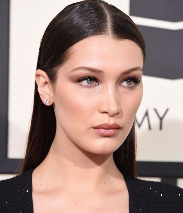Bella Hadid بتسريحة شعر ملساء مع مكياج عيون دخاني وحمرة شفاه نيود في حفل الغرامي 2016