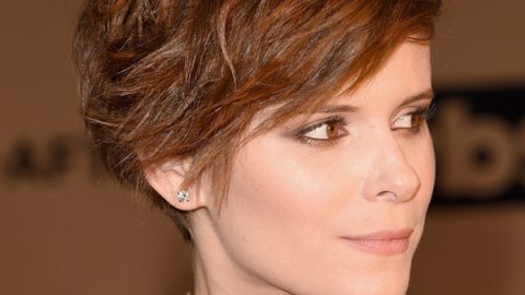 النجمة Kate Mara بتسريحة شعر البيكسي ومكياج سمروات بظلال فاتحة في حفل ساج 2016