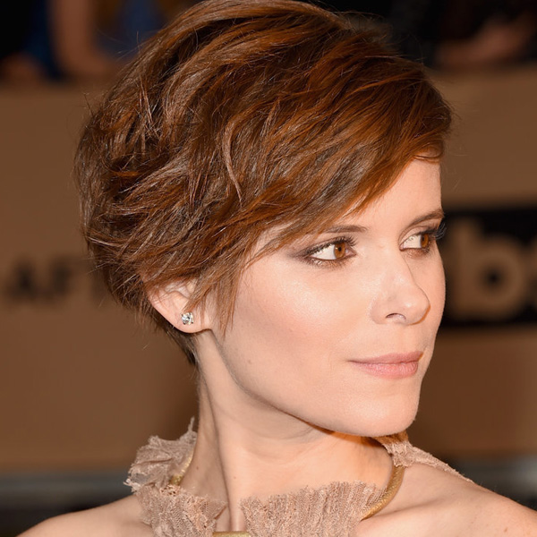 النجمة Kate Mara بتسريحة شعر البيكسي ومكياج سمروات بظلال فاتحة في حفل ساج 2016