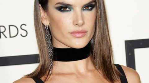 Alessandra Ambrosio بتسريحة شعر ملساء ومكياج عيون دخاني وأحمر شفاه نيود في حفل الغرامي 2016