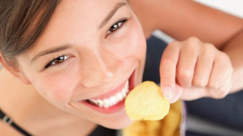 أطعمة تزيد من شعورك بالجوع فتجنبيها