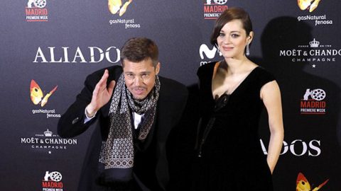 قبلة براد بيت وماريون كوتيار في افتتاح فيلمها رسالة إلى أنجلينا جولي