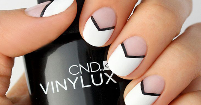 بالخطوات: رسمة الأظافر الشيفرون بالأبيض والأسود