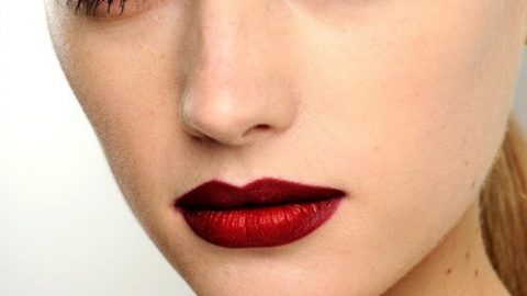 موضة الرموش المتكتلة مع أحمر شفاه أحمر داكن 2014